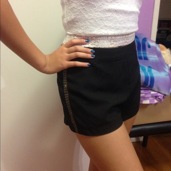 High waisted stud side shorts - Picture 2 of 3