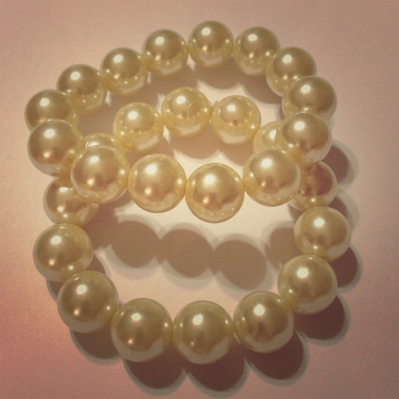 2 Stretchy chunky faux pearl bracelet