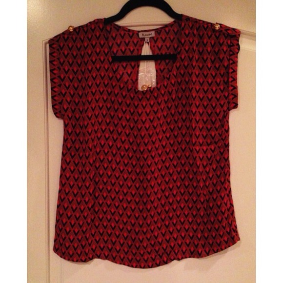 **SOLD in BUNDLE** Keyhole Button Back Crepe Tee - Picture 2 of 3