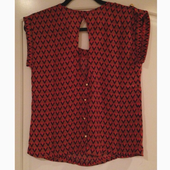 **SOLD in BUNDLE** Keyhole Button Back Crepe Tee - Picture 3 of 3