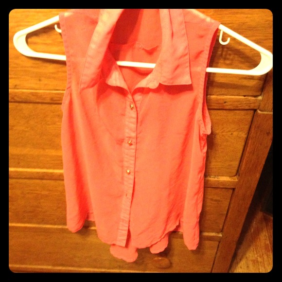 A cute pinkish button up sleeveless top. - Picture 1 of 4