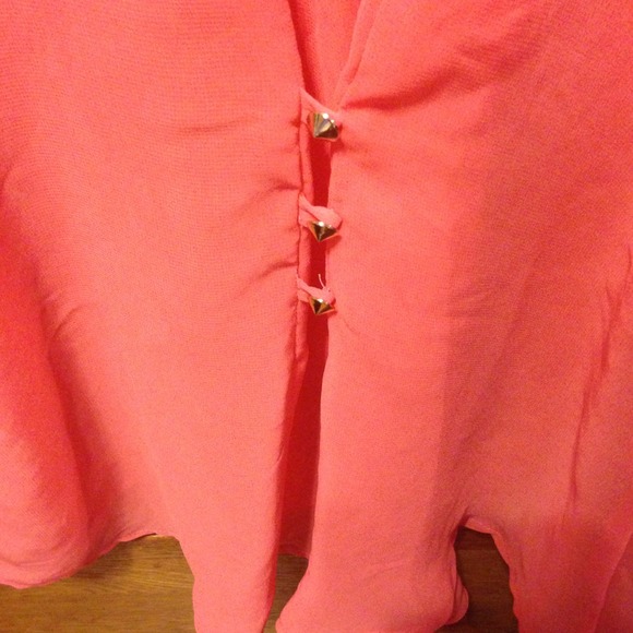 A cute pinkish button up sleeveless top. - Picture 3 of 4