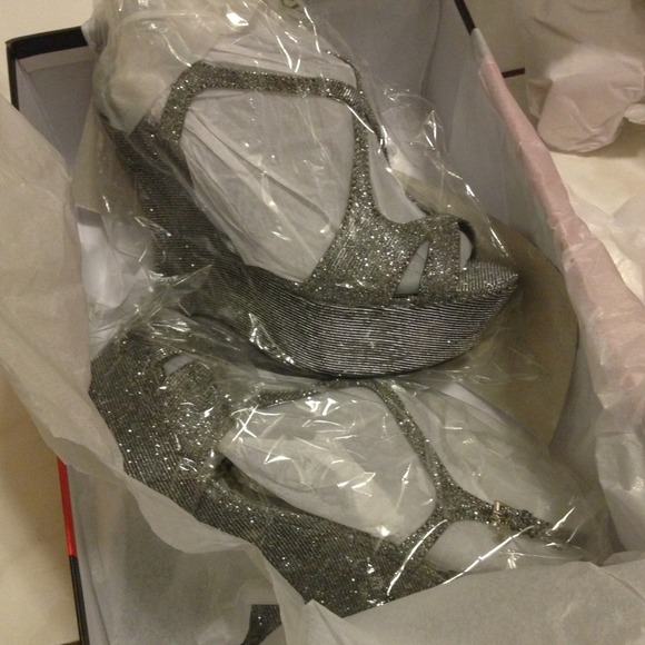 🎉Host Pick🎉Date Night Party 9/7/13 Guess  wedge - Picture 3 of 4