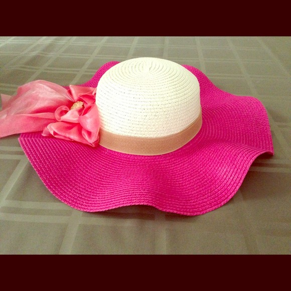 Summer hat with pink edge and bow
