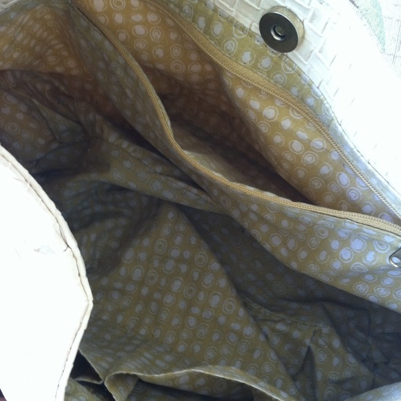 Off white handbag. - Picture 2 of 3