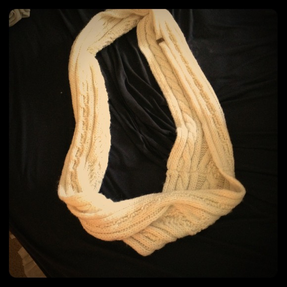 Cream cable knit Roxy scarf