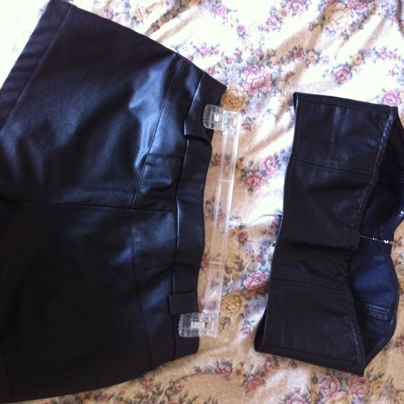 Shorts and a half shirt - Picture 2 of 2