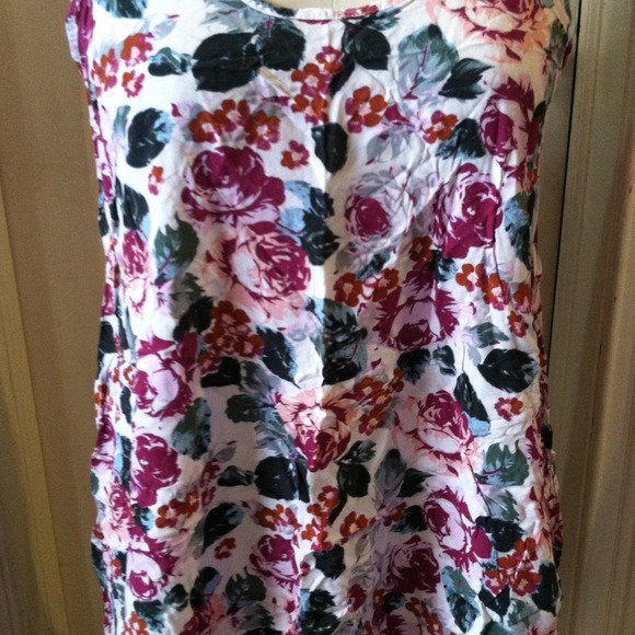 🌸Floral flowy top🌸 - Picture 2 of 3