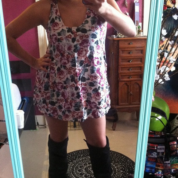 🌸Floral flowy top🌸 - Picture 3 of 3