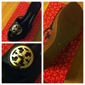 🎀Weekend Special🎀 Tory Burch Selma wedge sandals