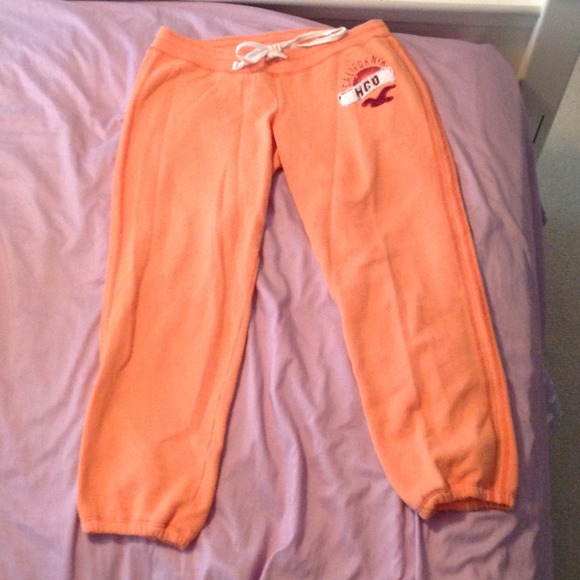 Hollister Size small. soft lounging capris!