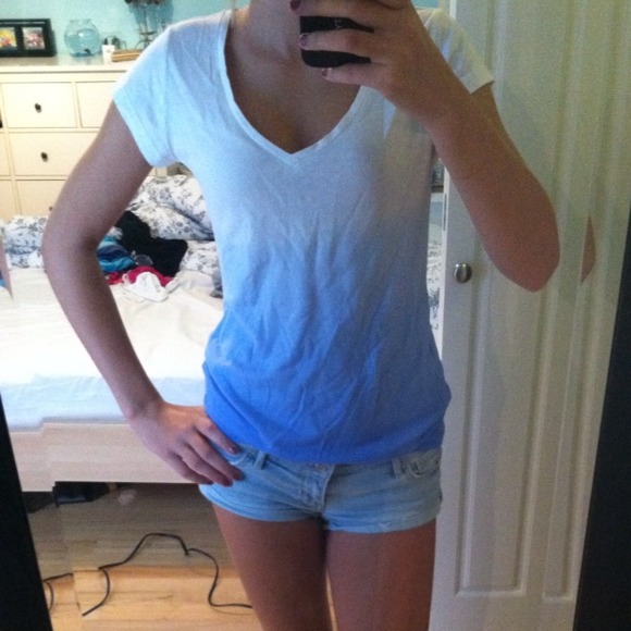 ⚪White to blue v-neck🌀