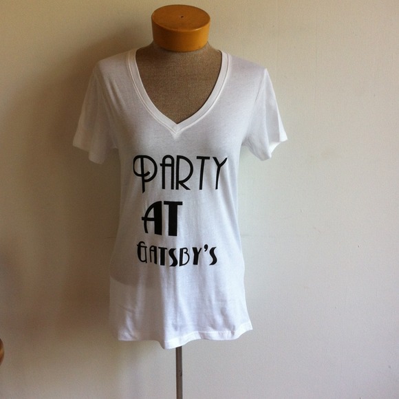 Party at Gatsby's whit v neck