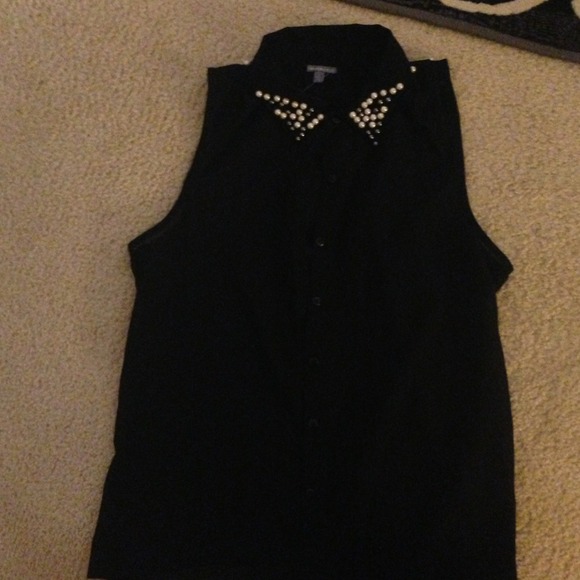 Collared sleeveless blouse