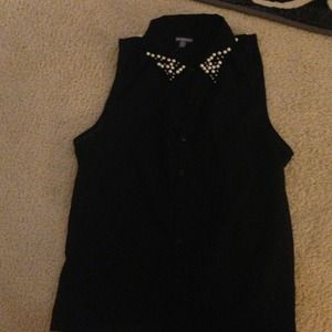 Collared sleeveless blouse