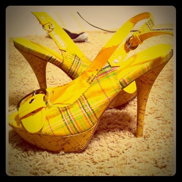 🆑Price lowered🆑Yellow plaid Heels💛
