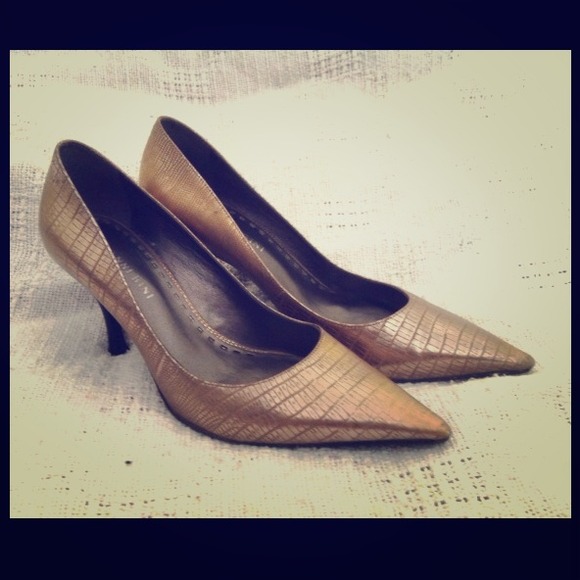 Gianni Binni gold textured pointy heels