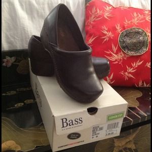 Bass Brown Clogs Cushion Step $65
