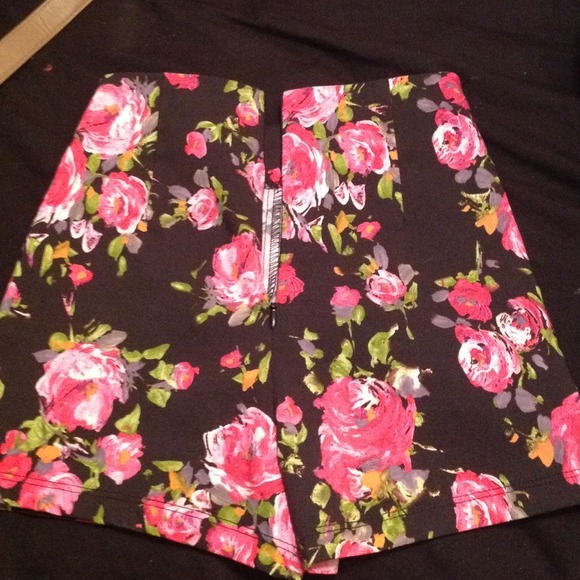 Floral high waisted shorts - Picture 2 of 3