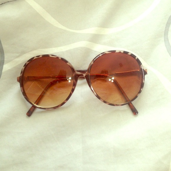 BRAND NEW CIRCLE SUNGLASSES