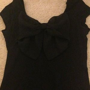 Tight black top w/ bow on the chest❤