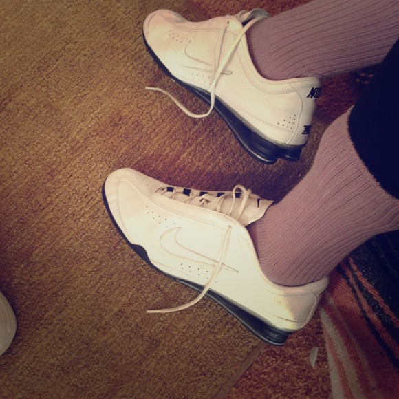 White Nikie tennis shoe