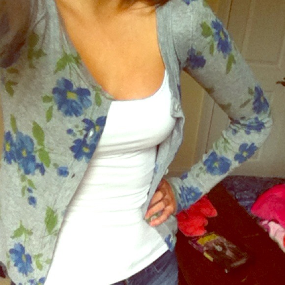 A very pretty floral cardigan🌸