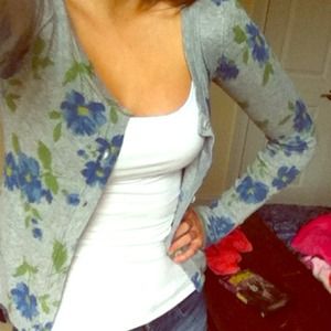 A very pretty floral cardigan🌸