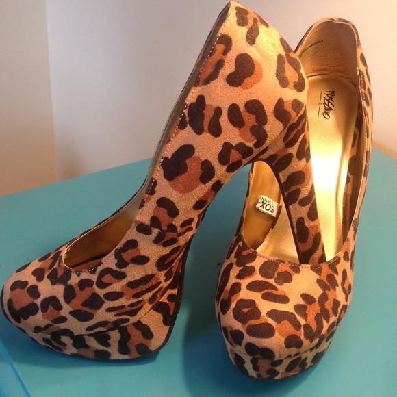 Leopard pumps!!!! SOLD