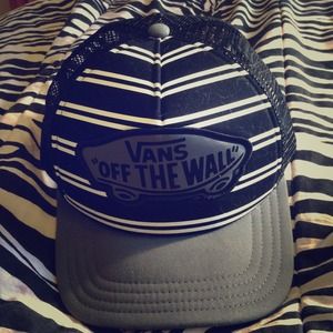 🎀Vans "Off The Wall" Grey And Black Snapback🎀