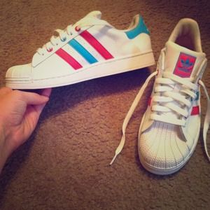 Adida superstar 2's