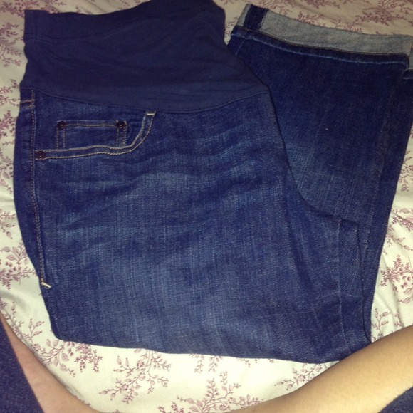 Super cute maternity capris