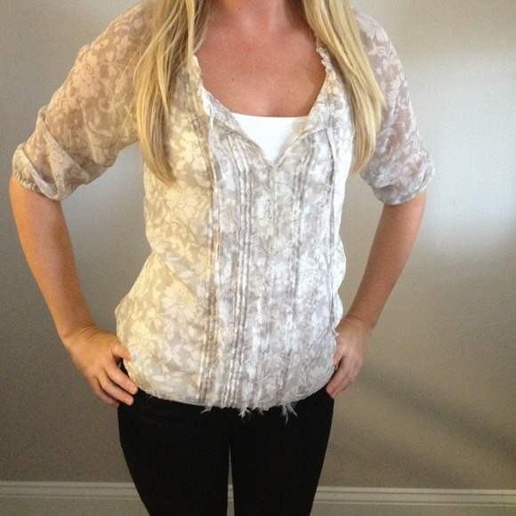 🚫SOLD in bundle! White and tan floral blouse