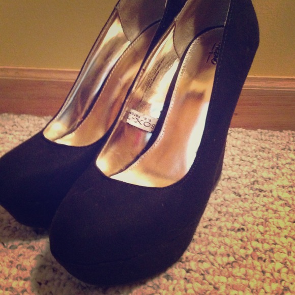 Black wedges