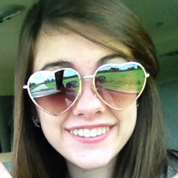 Heart shaped sun glasses! 💙