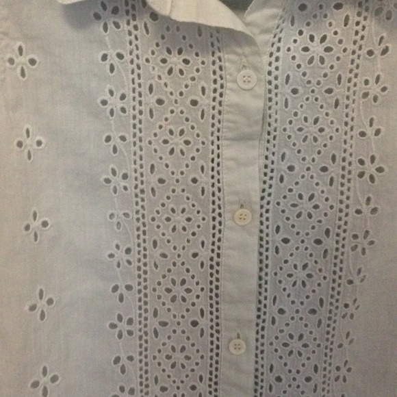 SOLD Eyelet button up - Picture 3 of 4