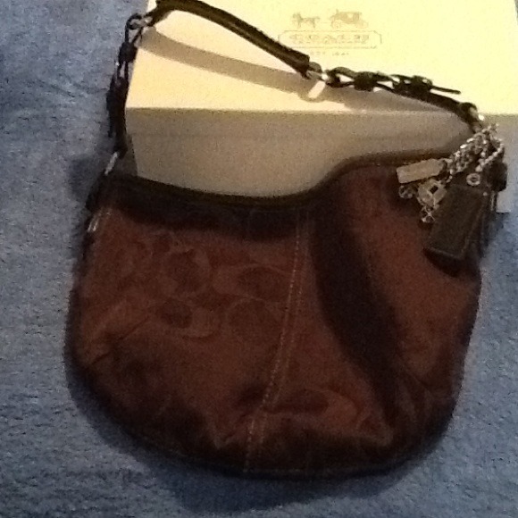Signature Coach shoulder bag