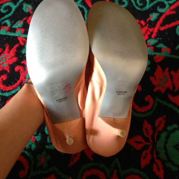 ⛔Traded⛔Super cute peach kitten heels. - Picture 3 of 4