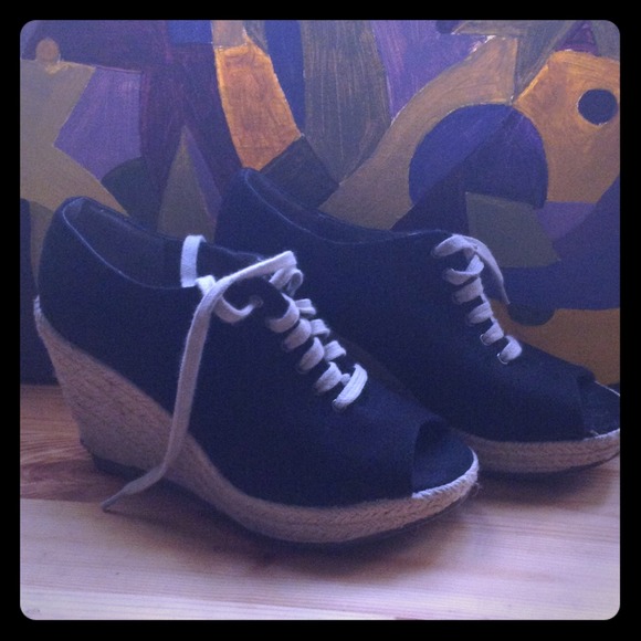 Black wedges