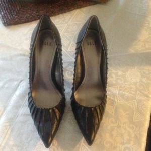 New condition pointed toe Elle heels