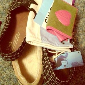 RESERVED BUNDLE (TOMS b&w, moccasins, coin purse)