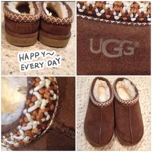UGG Slippers in Dark Brown