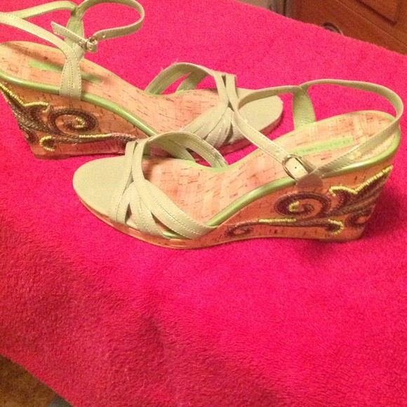 BANDOLINO GREEN PATENT LEATHER SANDALS