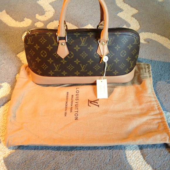 ✋RESERVED FOR @dani1006 ✋LV bag!