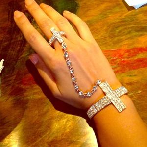 Stretch bracelet connected together with the ring