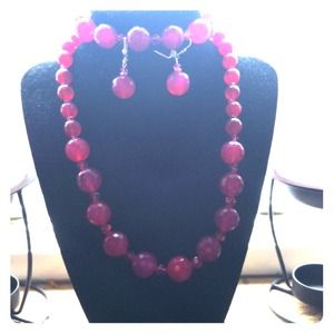 Beautiful ruby color necklace plus earrings 🌺