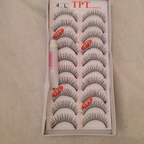 Fake eyelashes !!! - Picture 2 of 3