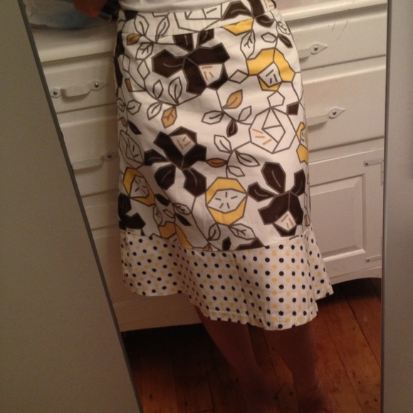 🚫Sold in Bundle🚫Adorable knee-length fall skirt.