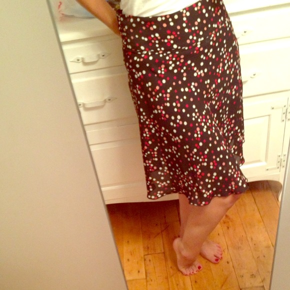 🚫Sold in Bundle🚫Flowy black skirt w/polka dots.