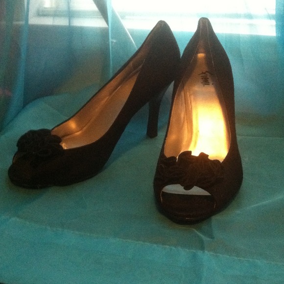 Black high heels - Picture 2 of 3